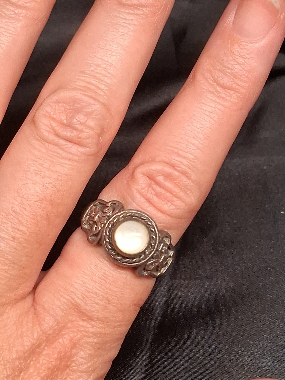 P17. VINTAGE 925 Sterling Silver Celtic Scroll Rainbow MOONSTONE RING Size 6